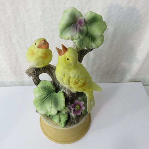 Vintage Bisque Porcelain Yellow Birds Music Box Figurine Made in Japan Working - Picture 4 of 10